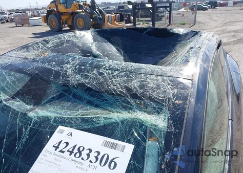 2024 Tesla Model Y Long Range Dual Motor All-Wheel Drive/Rwd z USA, uszkodzony, nr VIN 7SAYGDED1RF053597